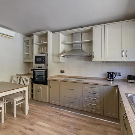 Apartamento Spacious Townhouse In