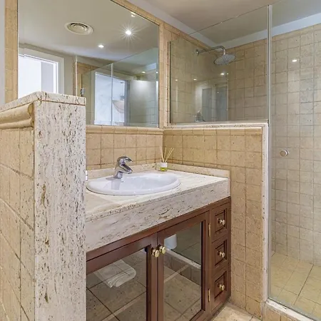 Spacious Townhouse In